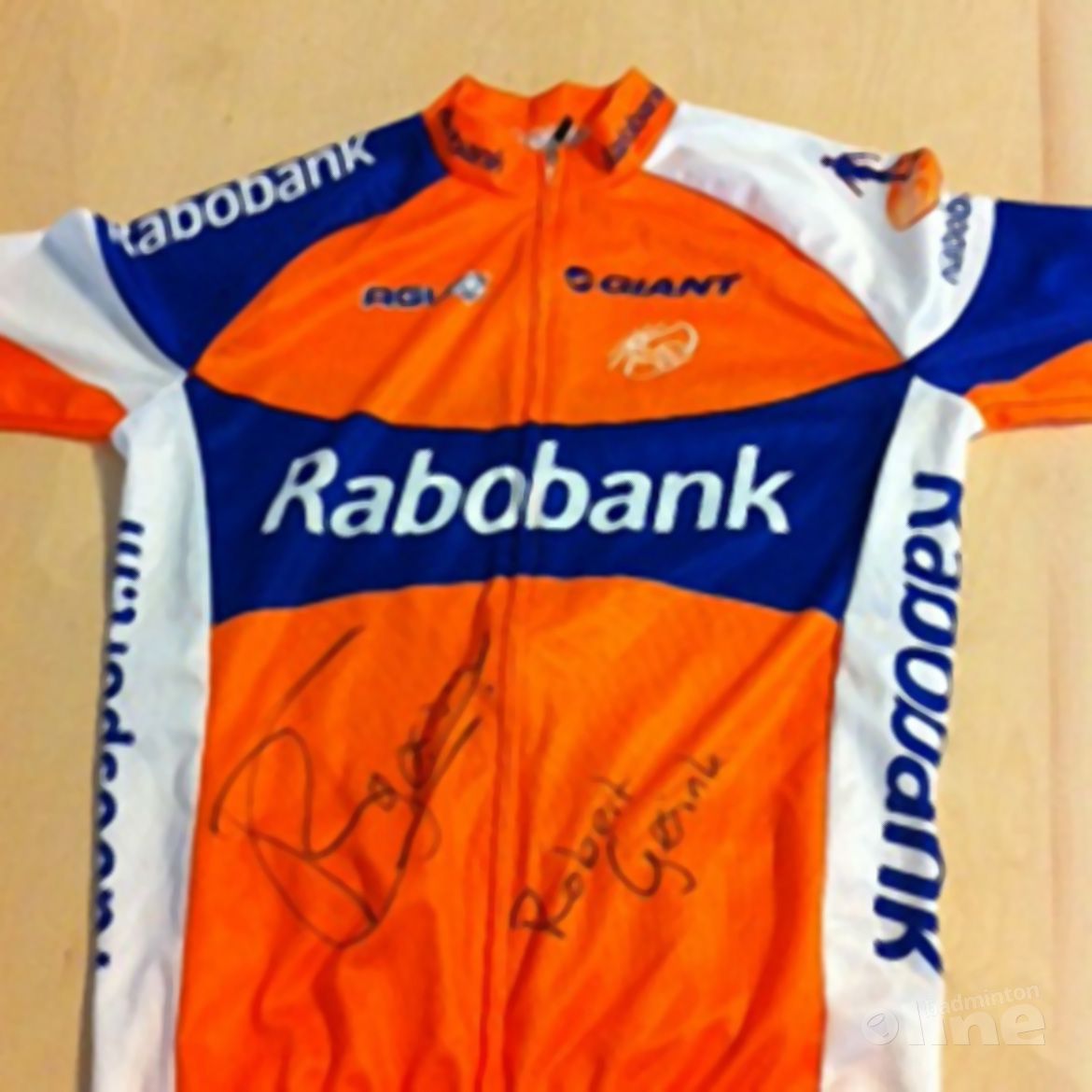 Shirts Robert Gesink en Dries Mertens op veiling evenement Tijd voor Actie Shirts Robert Gesink en Dries Mertens op veiling evenement Tijd voor Actie