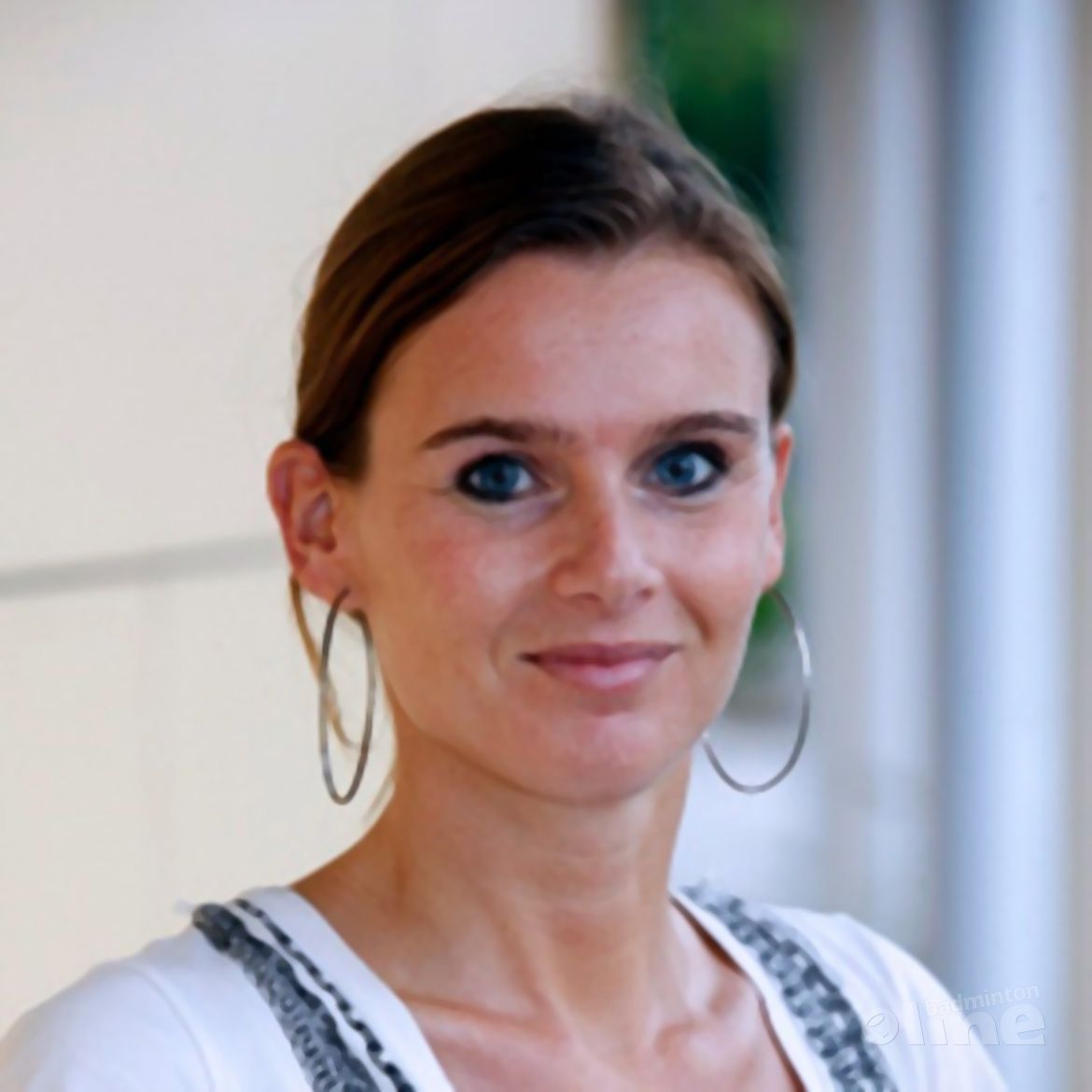 Een mooie jonge vrouw waarbij je tong op je schoenen valt Een mooie jonge vrouw waarbij je tong op je schoenen valt