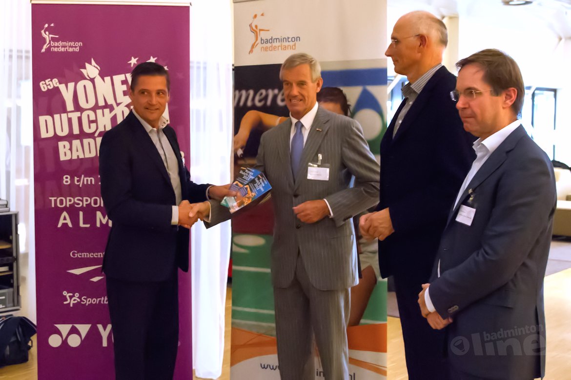 Wethouders Peeters en Scholten ontvangen eerste programmaboekje bij officiële opening Yonex Dutch Open Wethouders Peeters en Scholten ontvangen eerste programmaboekje bij officiële opening Yonex Dutch Open