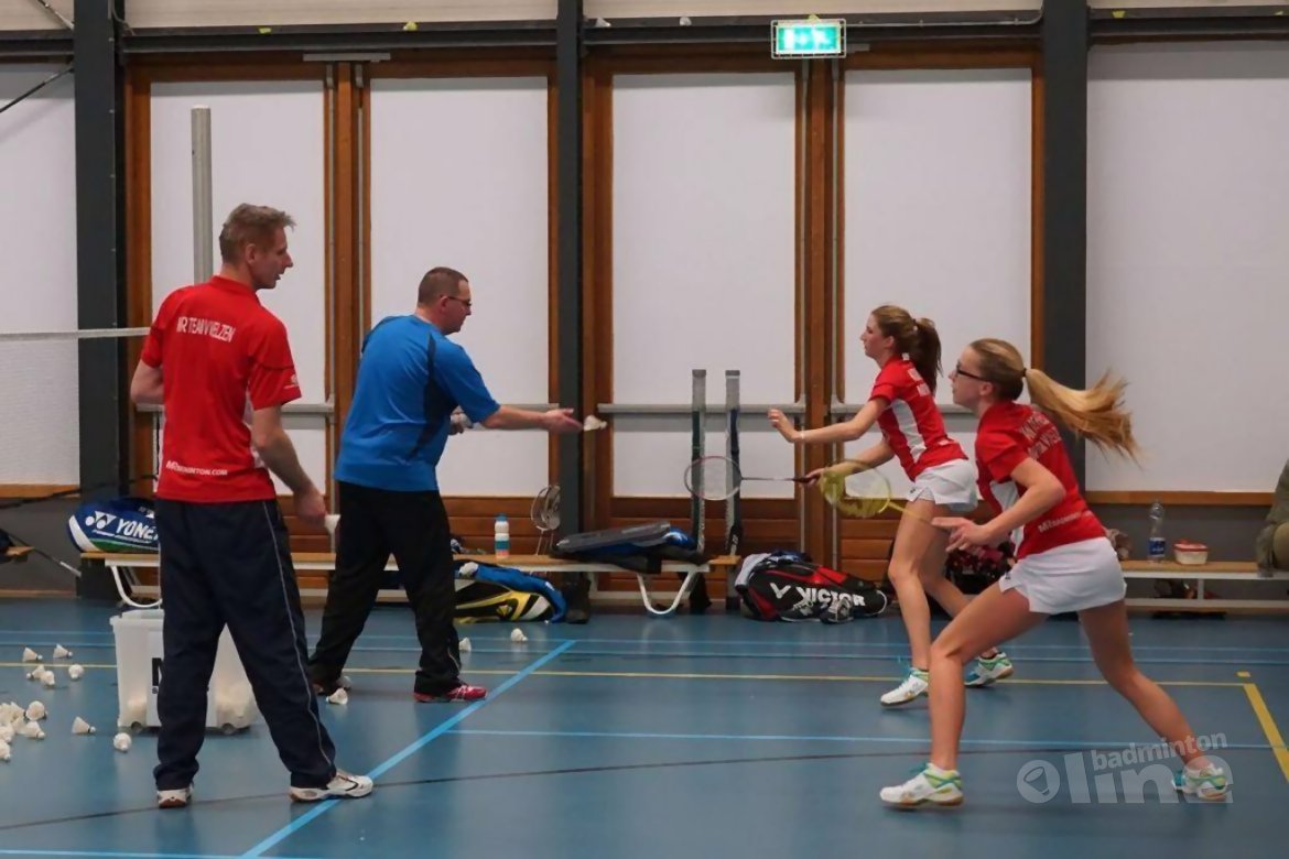 Albert Beek assisteert bij training Team Van Velzen Albert Beek assisteert bij training Team Van Velzen