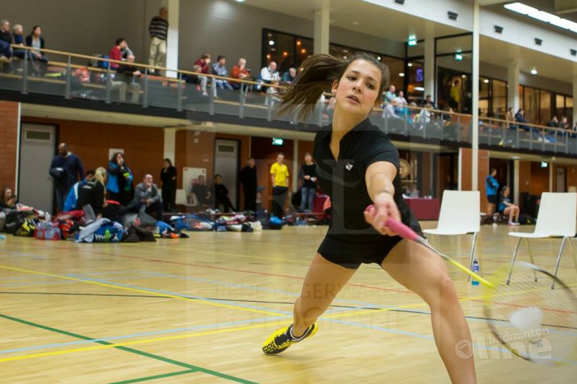 Manon Sibbald legt het af tegen ervaring van Pascalle van Nielen tijdens Carlton Eredivisie-match Manon Sibbald legt het af tegen ervaring van Pascalle van Nielen tijdens Carlton Eredivisie-match