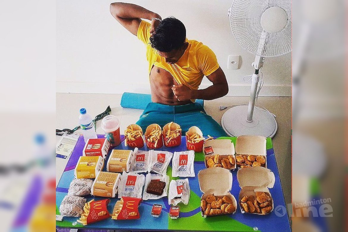 Badmintonner eet Olympisch badmintonverdriet weg met McDonald's menu van 8.000 calorieën Badmintonner eet Olympisch badmintonverdriet weg met McDonald's menu van 8.000 calorieën