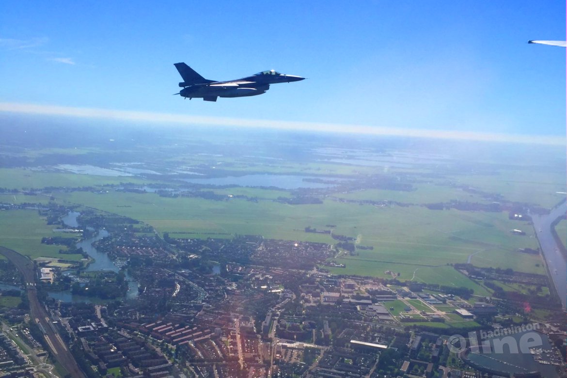 Badmintonner Selena Piek met F16-escorte over Weesp Badmintonner Selena Piek met F16-escorte over Weesp