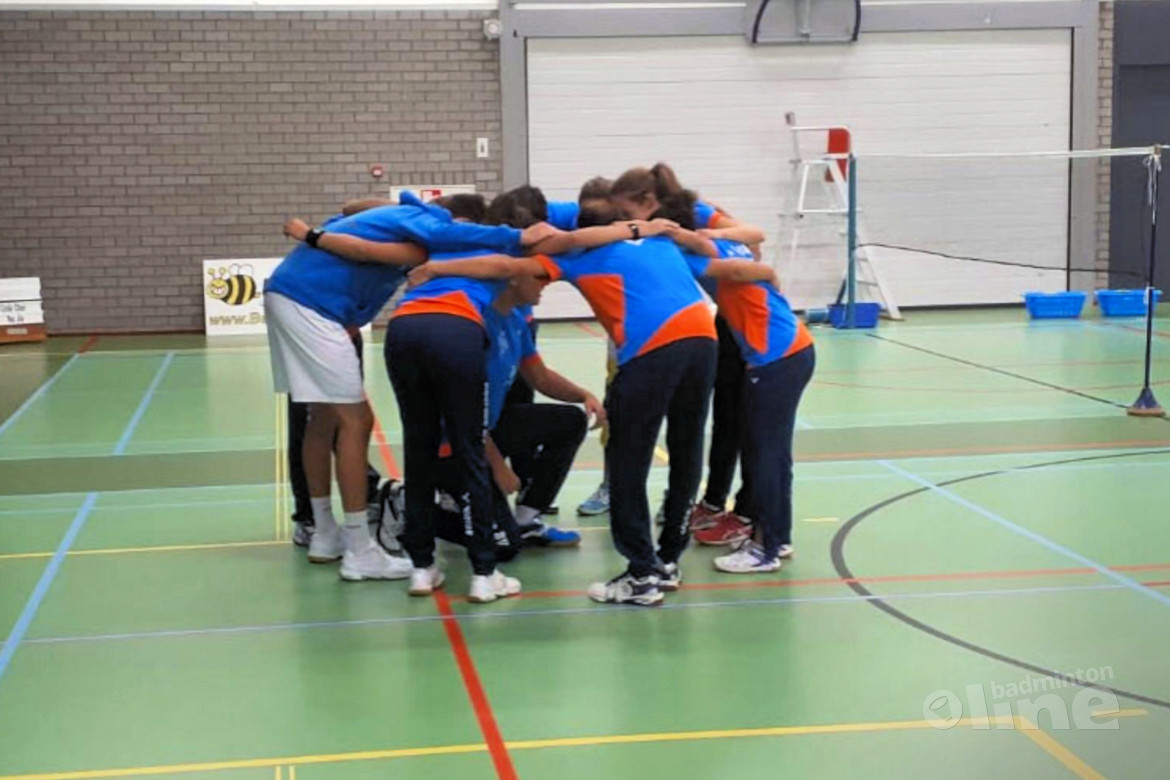 Van Zijderveld te sterk voor Hoornse badmintonners Van Zijderveld te sterk voor Hoornse badmintonners