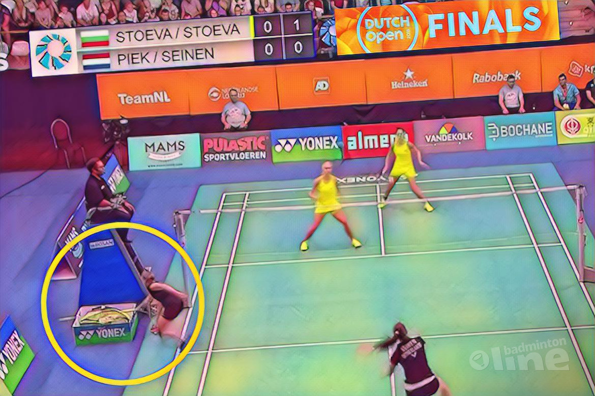 Spectaculaire dubbele racketwissel met Selena Piek tijdens vrouwendubbelfinale Yonex Dutch Open 2018 Spectaculaire dubbele racketwissel met Selena Piek tijdens vrouwendubbelfinale Yonex Dutch Open 2018