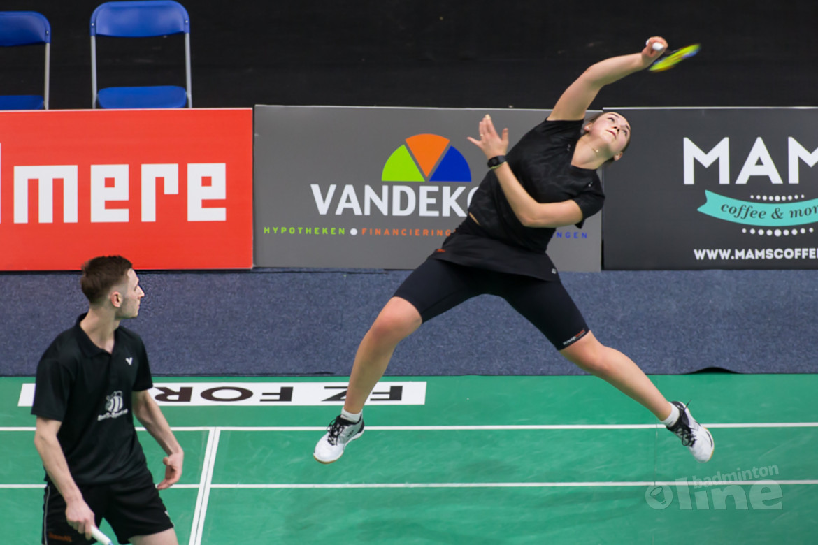 Ruben Jille en Imke van der Aar door oog van de naald op FZ Forza NK Badminton Ruben Jille en Imke van der Aar door oog van de naald op FZ Forza NK Badminton